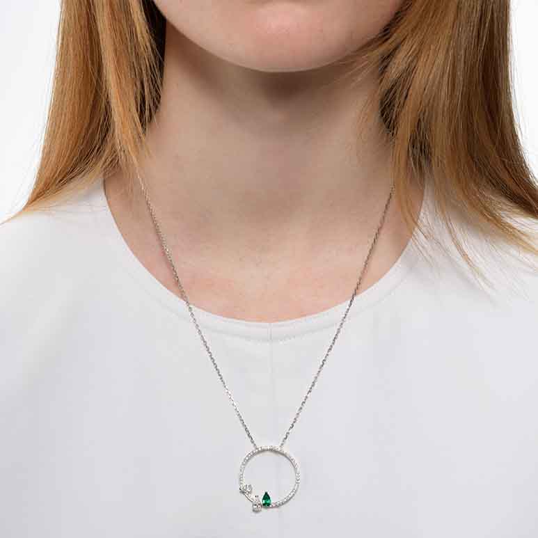 Pendentif Repossi serti sur vide en or blanc avec 2 diamants taille poire et 1 émeraude taille poire - PSV3AAWGE0000